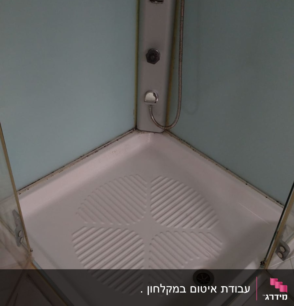 מקלחון עם צינור מים וראש מקלחת